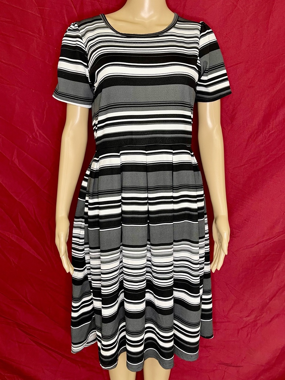 LuLaRoe Amelia Retro Fit & Flare Swing Dress with Pockets Women’s Size Large
